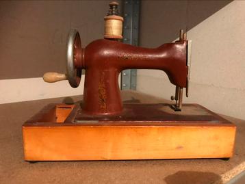 Naaimachine, kinder,  beschikbaar voor biedingen