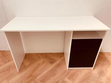 Modern bureau met veel opbergruimte  beschikbaar voor biedingen