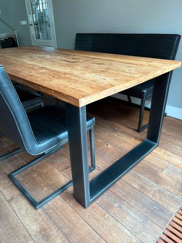 Stoere tafel met houten blad beschikbaar voor biedingen