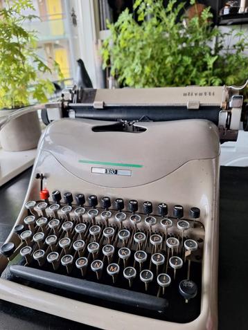 Oude Olivetti M80 typemachine uit 1948 beschikbaar voor biedingen