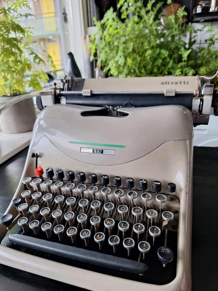 Oude Olivetti M80 typemachine uit 1948, Antiek en Kunst, Antiek | Kantoor en Zakelijk, Ophalen