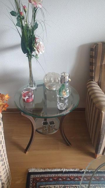Glazen bijzettafel met metalen frame beschikbaar voor biedingen
