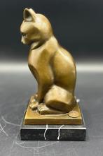 Bronzen zittende kat op een marmeren voet., Antiek en Kunst, Ophalen of Verzenden