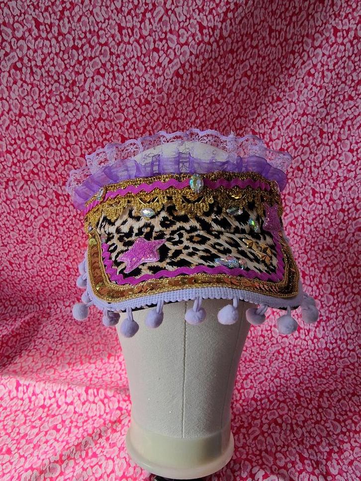 Carnavals Pet met Klittenband - Pruikvriendelijk!, Kleding | Dames, Carnavalskleding en Feestkleding, Nieuw, Carnaval, Ophalen of Verzenden