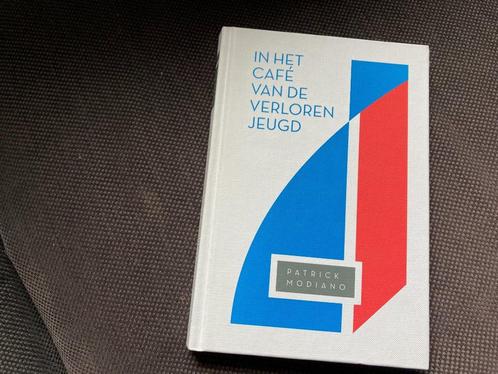 📚 In het café van de verloren jeugd - Patrick Modiano, Boeken, Literatuur, Zo goed als nieuw, Nederland, Ophalen of Verzenden