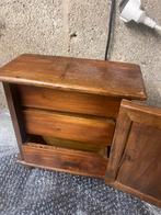 Oud Klein Tafelkastje met Latjes, Antiek en Kunst, Antiek | Meubels | Kasten, Ophalen of Verzenden