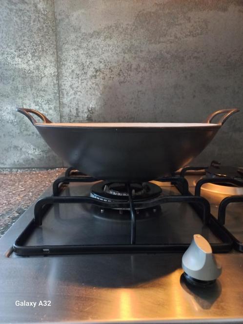 Gietijzeren wok, wokpan met ronde bodem, Huis en Inrichting, Keuken | Potten en Pannen, Zo goed als nieuw, Wok, Gietijzer, Ophalen of Verzenden