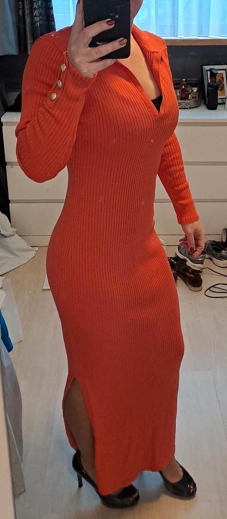 Koraalrode jurk Nikkie., Kleding | Dames, Jurken, Zo goed als nieuw, Maat 34 (XS) of kleiner, Rood, Onder de knie, Ophalen of Verzenden