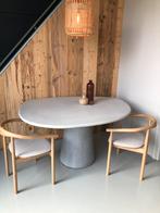 Betonlook tafel organisch 150x120cm grijs met ronde poot, 100 tot 150 cm, Rond, Ophalen of Verzenden, Zo goed als nieuw