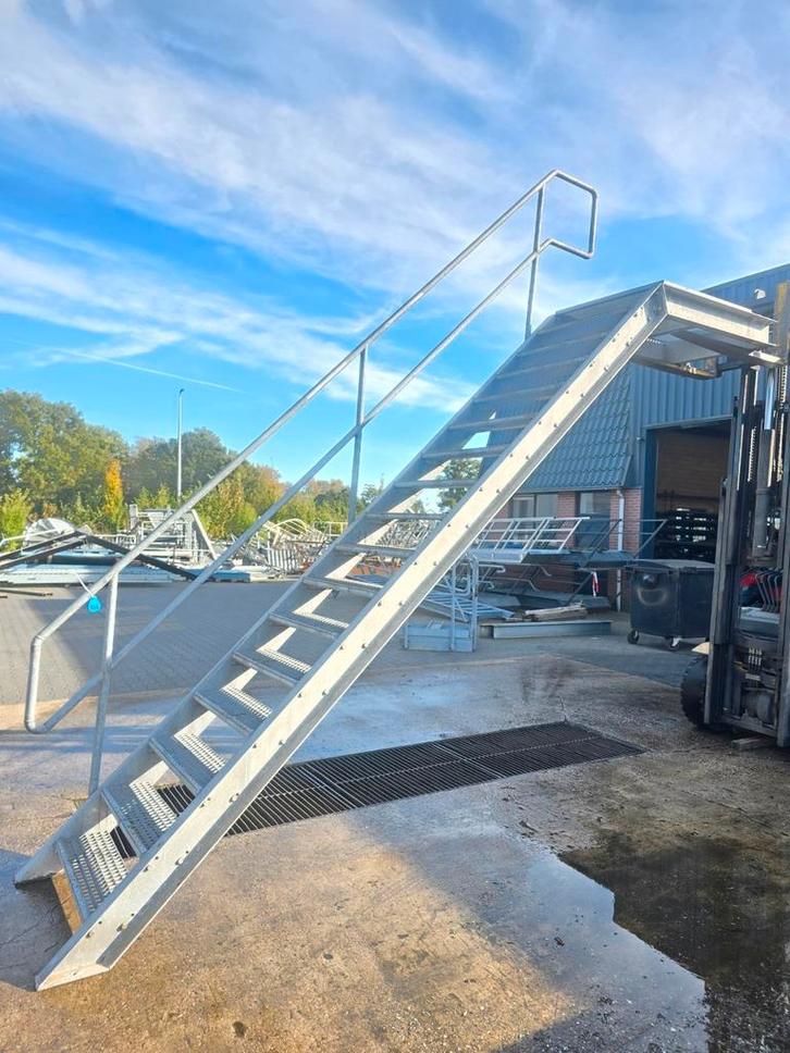 Stalen trap met bordes gegalv. Hoog 3,3 mtr. Nob154, Doe-het-zelf en Verbouw, Ladders en Trappen, Zo goed als nieuw, 2 tot 4 meter