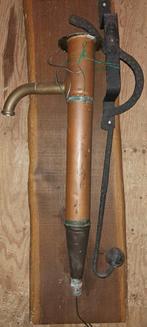 Oude koperen waterpomp, Ophalen
