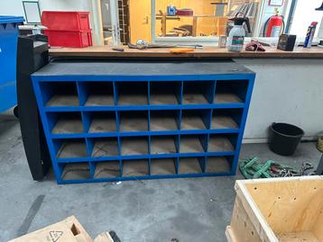 Vakkenkast voor in werkplaats beschikbaar voor biedingen