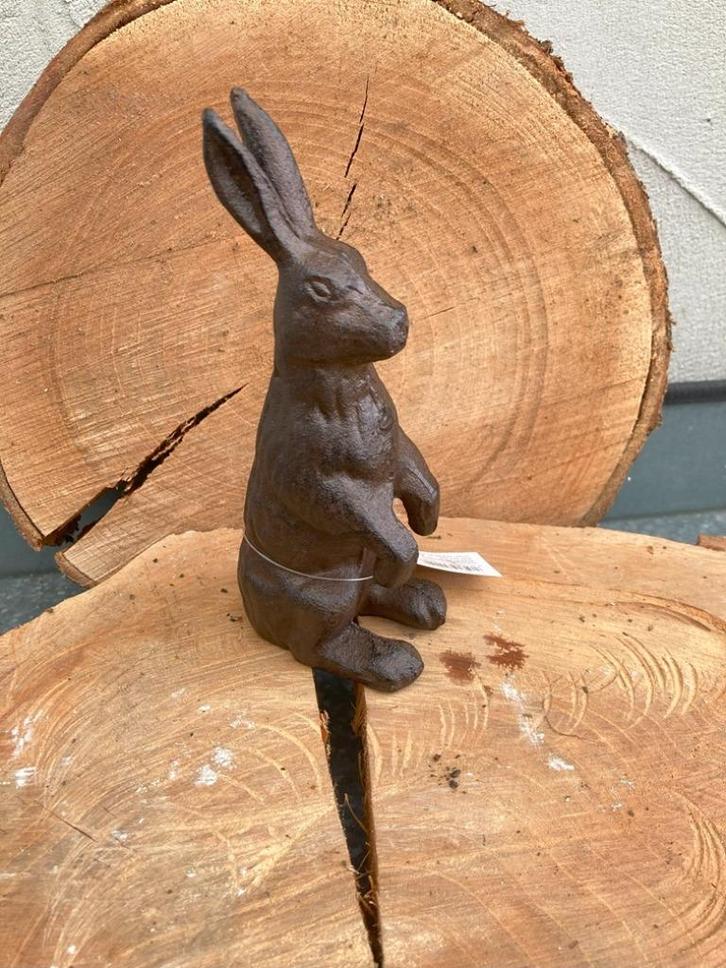 GIETIJZEREN KONIJN RABBIT ZITTEND H 17,5 CM NIEUW, Tuin en Terras, Tuinbeelden, Nieuw, Dierenbeeld, Metaal, Ophalen of Verzenden