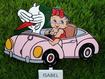 Geboortebord baby en ooievaar in roze auto, met naambordje. beschikbaar voor biedingen