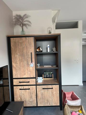 Kast beschikbaar voor biedingen