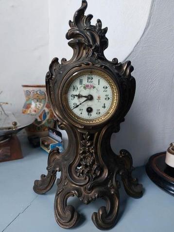 Antiek bronzen klok beschikbaar voor biedingen