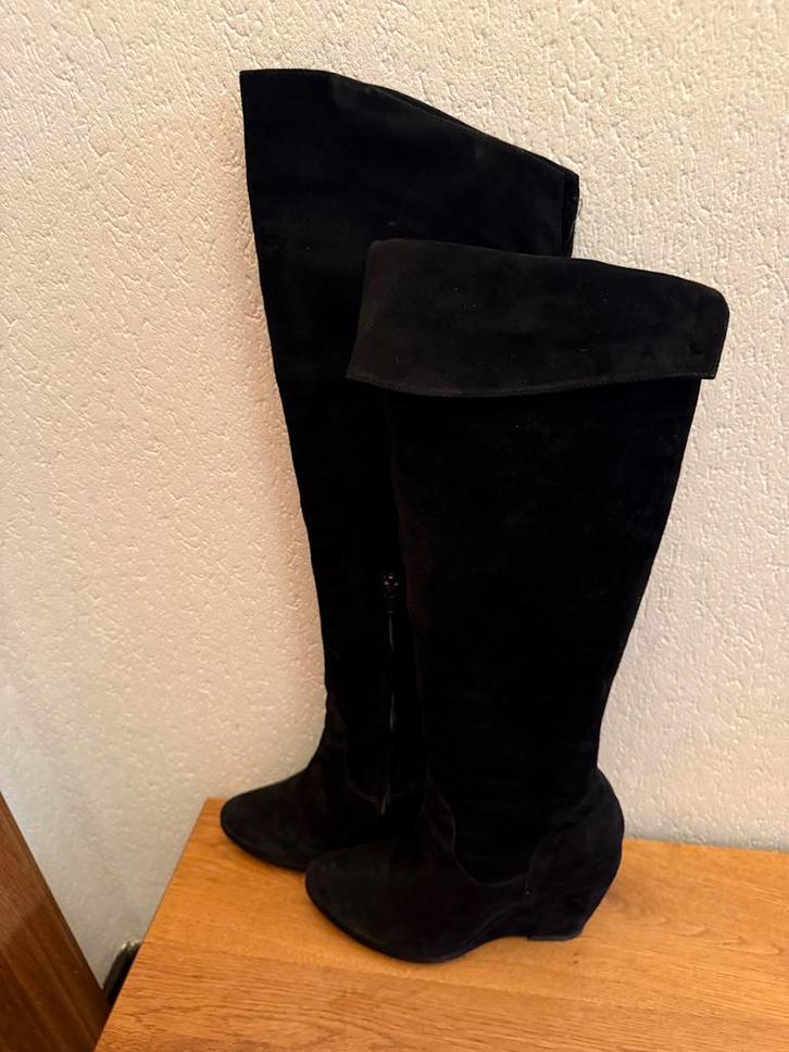 Zwarte suède Vic laarzen met sleehak, maat 39 - ZGAN, Kleding | Dames, Schoenen, Zo goed als nieuw, Hoge laarzen, Zwart, Verzenden