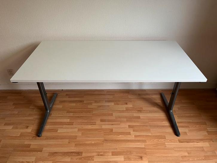 Ahrend verstelbaar bureau (wit), Huis en Inrichting, Bureaus, Zo goed als nieuw, Bureau, In hoogte verstelbaar, Ophalen