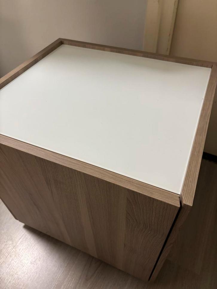 Nachtkastje met glasplaat en 2 lades, Huis en Inrichting, Slaapkamer | Nachtkastjes, Zo goed als nieuw, Ophalen