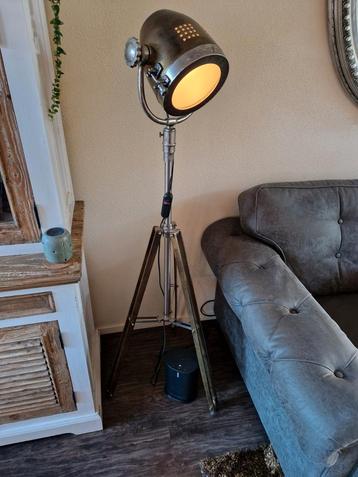 2 prachige bronzen staanlampen beschikbaar voor biedingen