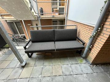 Stevig op maat gemaakt tuinbankje met kussens beschikbaar voor biedingen