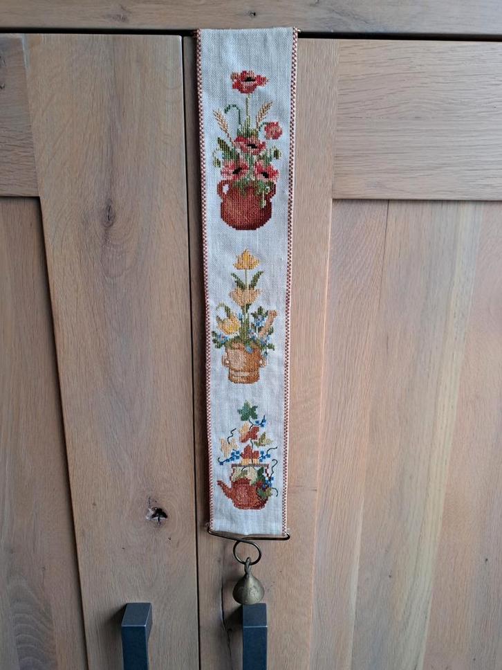 Geborduurd schellenkoord koperen beslag en bel bloemen zgs, Hobby en Vrije tijd, Borduren en Borduurmachines, Zo goed als nieuw