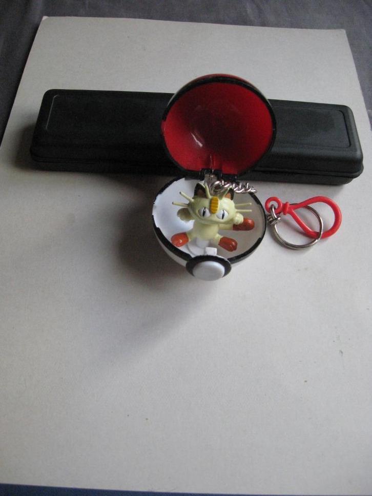 3 Pokéballs, elk met sleutelhanger: Meowth & Aron & ?, Hobby en Vrije tijd, Verzamelkaartspellen | Pokémon, Gebruikt, Overige typen