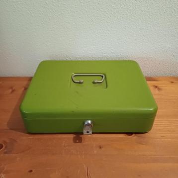 Vintage geldkistje groen beschikbaar voor biedingen