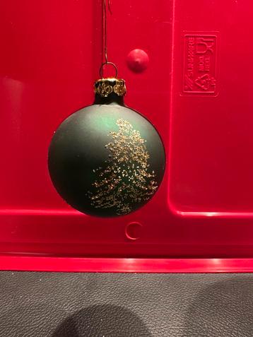 Kerstbal donkergroen gedecoreerd met kerstboom beschikbaar voor biedingen