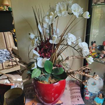 Groot Bloemstuk met Orchideeën in Rode Pot beschikbaar voor biedingen