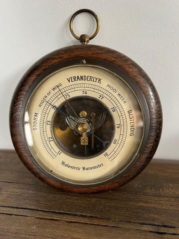 Holosteric Barometer in hout met plastic venster. Werkend. 