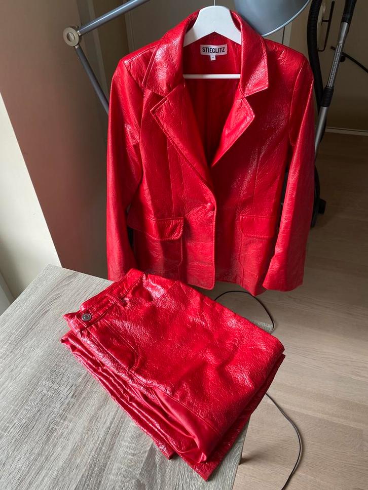 Stieglitz Aurora pak, Kleding | Dames, Jasjes, Kostuums en Pakken, Zo goed als nieuw, Kostuum of Pak, Maat 38/40 (M), Rood, Verzenden