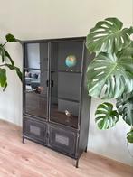 Zwarte metalen vitrinekast Woood Ronja, Huis en Inrichting, Kasten | Vitrinekasten, Ophalen, Gebruikt, Met deur(en), 50 tot 100 cm
