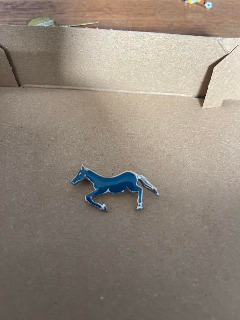 Vintage Paard Broche Blauw, Sieraden, Tassen en Uiterlijk, Broches, Overige materialen, Gebruikt, Blauw, Minder dan 4 cm