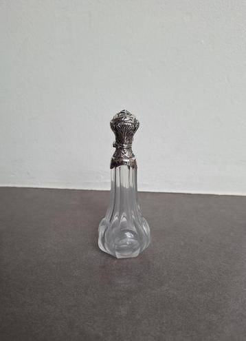 *Antiek parfumflesje zilver/ glas beschikbaar voor biedingen