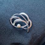 Witgoud broche 14krt 585 sjiek, Wit, Ophalen of Verzenden, Zo goed als nieuw, Met parel