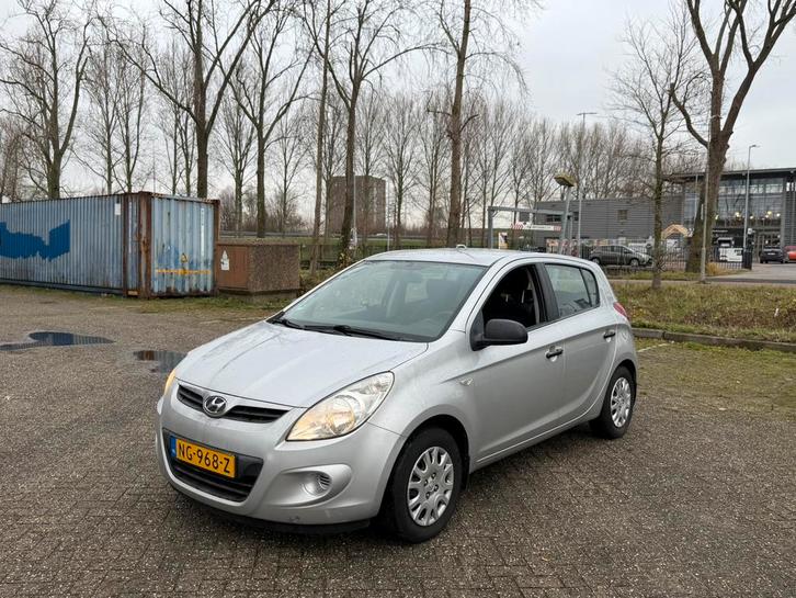 Hyundai i20 1.2 5-DRS 2010 Grijs, Auto's, Hyundai, Bedrijf, i20, Airbags, Airconditioning, Boordcomputer, Centrale vergrendeling
