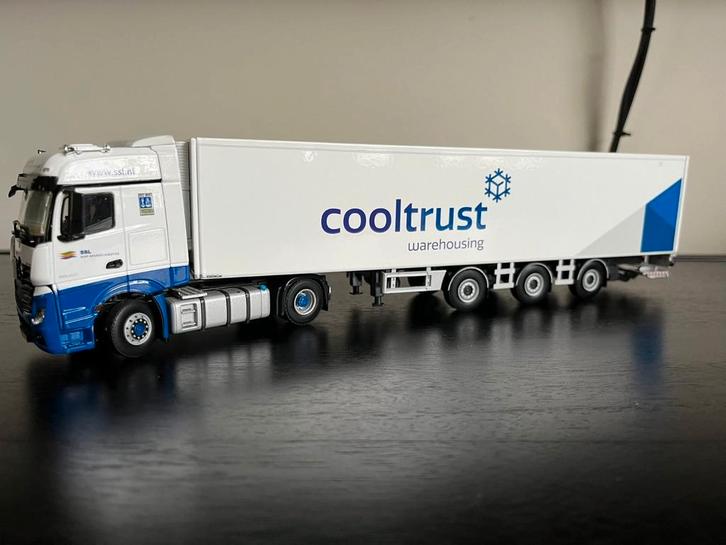 MERCEDES-BENZ ACTROS SSL MET COOLTRUST OPLEGGER WSI, Hobby en Vrije tijd, Modelauto's | 1:50, Zo goed als nieuw, Bus of Vrachtwagen