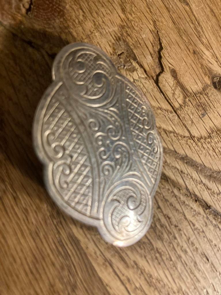 Oude zilveren broche, mooi gedecoreerd, Antiek en Kunst, Verzenden, Zilver