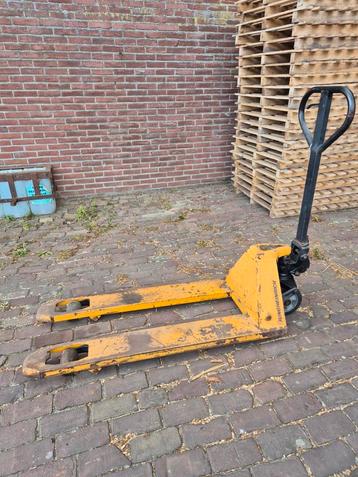 Pompwagen en hoogheffer palletwagen  beschikbaar voor biedingen