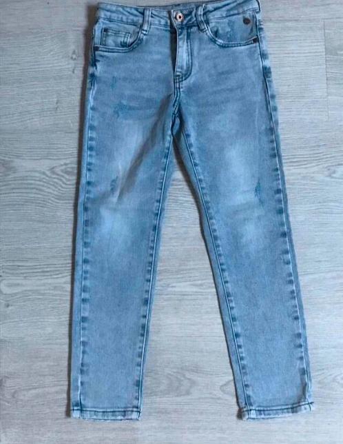 stoere spijkerbroek (JM) Mom Jeans, Kinderen en Baby's, Kinderkleding | Maat 134, Zo goed als nieuw, Meisje, Broek, Ophalen of Verzenden