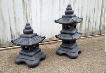 Prachtige Japanse Lantaarn, Pagode, in de Japanse Tuin beschikbaar voor biedingen