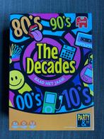 The Decades - Raad het Jaar! Bordspel, Hobby en Vrije tijd, Gezelschapsspellen | Bordspellen, Een of twee spelers, Ophalen of Verzenden