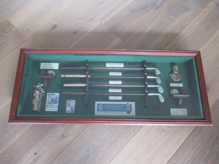 Golf Vitrine kast met verzameling in houten kistbehuizing, Sport en Fitness, Golf, Zo goed als nieuw, Ophalen of Verzenden