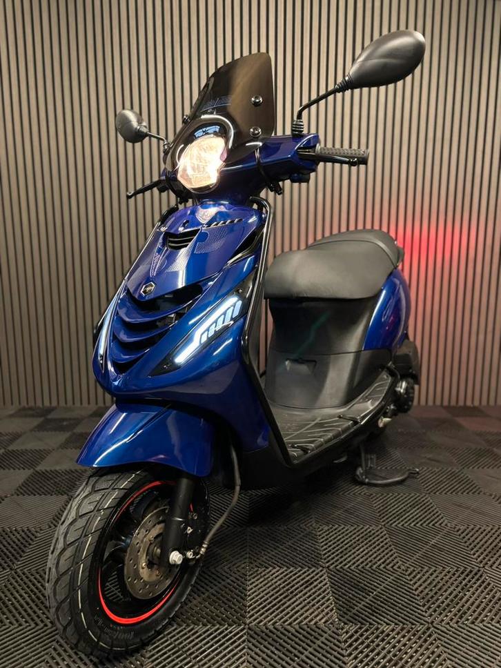 PIAGGIO ZIP 2022 BROM FULL OPTION BMW BLAUW, Fietsen en Brommers, Scooters | Piaggio, Zo goed als nieuw, Zip, Maximaal 45 km/u