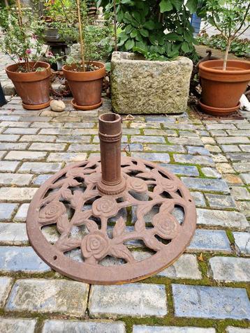 mooie gietijzeren parasolvoet beschikbaar voor biedingen