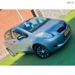 Toyota Yaris 1.3 VVTi Terra NIEUWE APK, Voorwielaandrijving, Stof, Gebruikt, Zwart