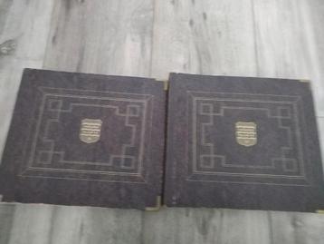 2 mappen met een twintigtal platen beschikbaar voor biedingen