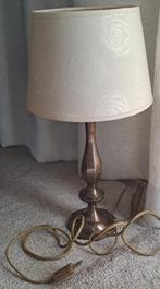 Mooie lamp met zware messing voet. Licht beige kap., Vintage, Ophalen of Verzenden, Zo goed als nieuw, Metaal