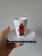Kop en schotel met brandweerkraan, porselein D12.5xH8cm, Ophalen of Verzenden